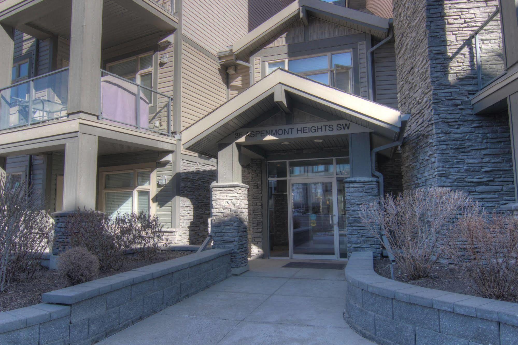 Pinnacle Inn & Suites Aspen YYC Exterior foto