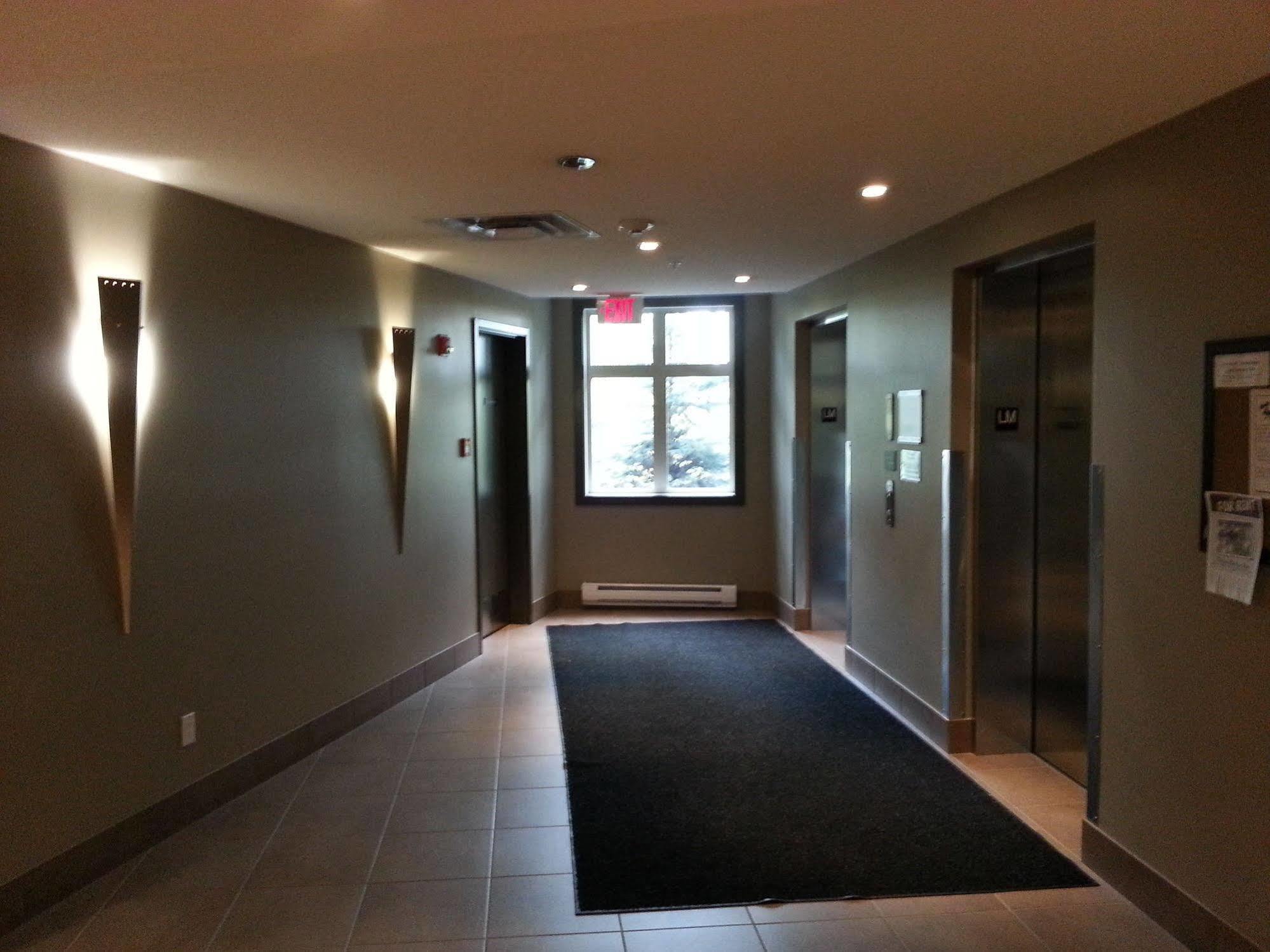 Pinnacle Inn & Suites Aspen YYC Exterior foto